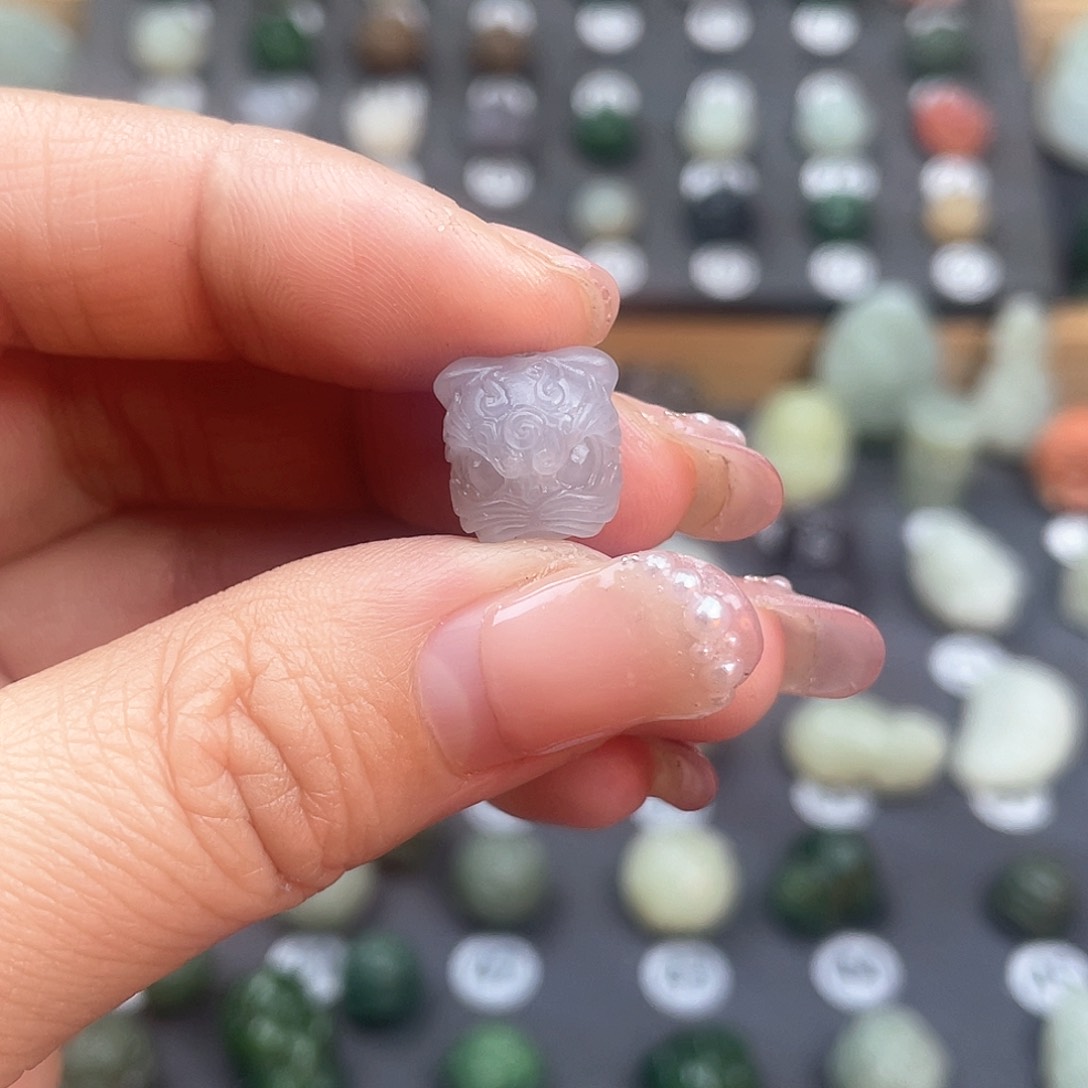 和田玉颈饰未镶嵌隔***、醒狮头冰烟紫挂坠颈饰定制