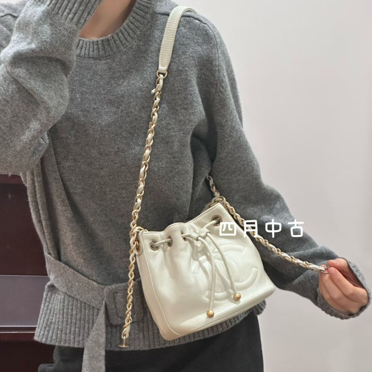 95新 Chanel/香奈儿 白色油蜡牛皮双金珠缝线logo水桶包