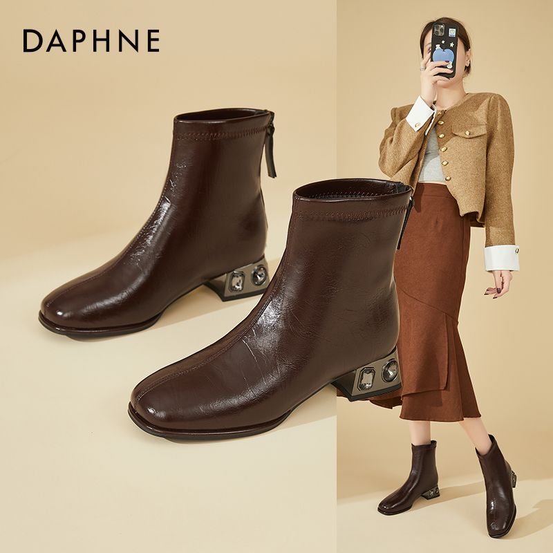 Daphne/达芙妮简约时尚加绒小短靴女方头粗跟时装靴配裙子瘦瘦靴
