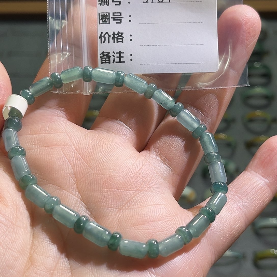 翡翠未镶嵌戒指5764。   