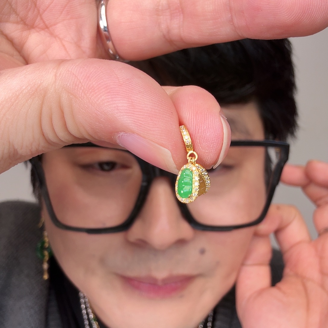 z***u翡翠18K金镶嵌颈饰一件