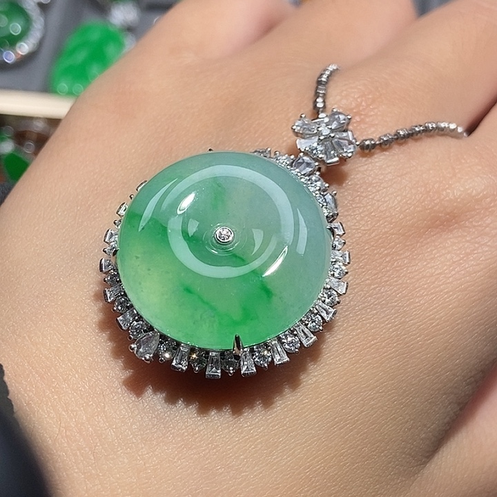 颈饰18K金镶嵌翡翠不含项链