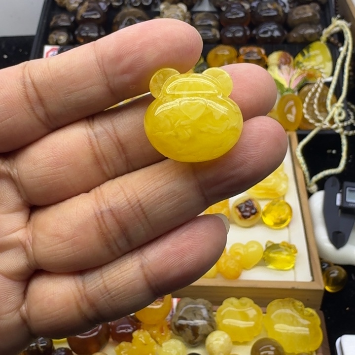 蜜蜡未镶嵌颈饰熊头