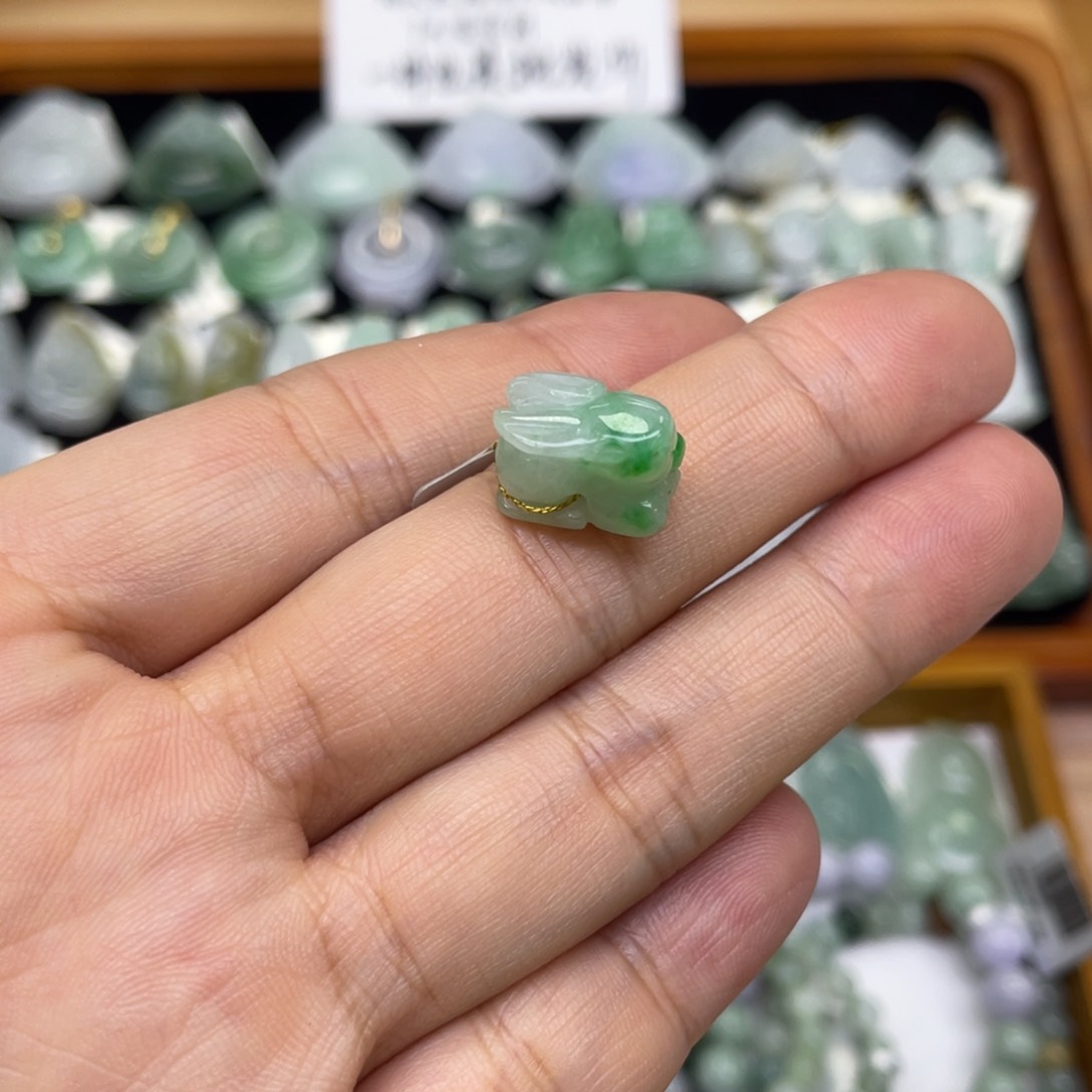 颈饰未镶嵌翡翠兔