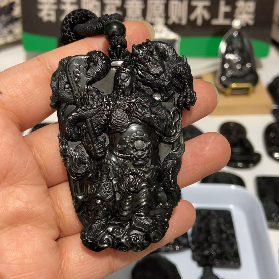 翡翠颈饰未镶嵌傅**?关二爷