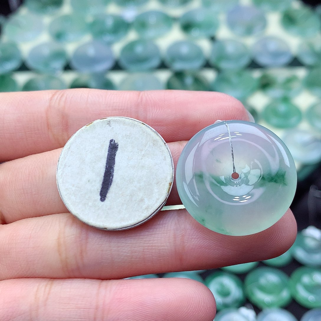 翡翠颈饰未镶嵌编号109。尺寸24.4-6