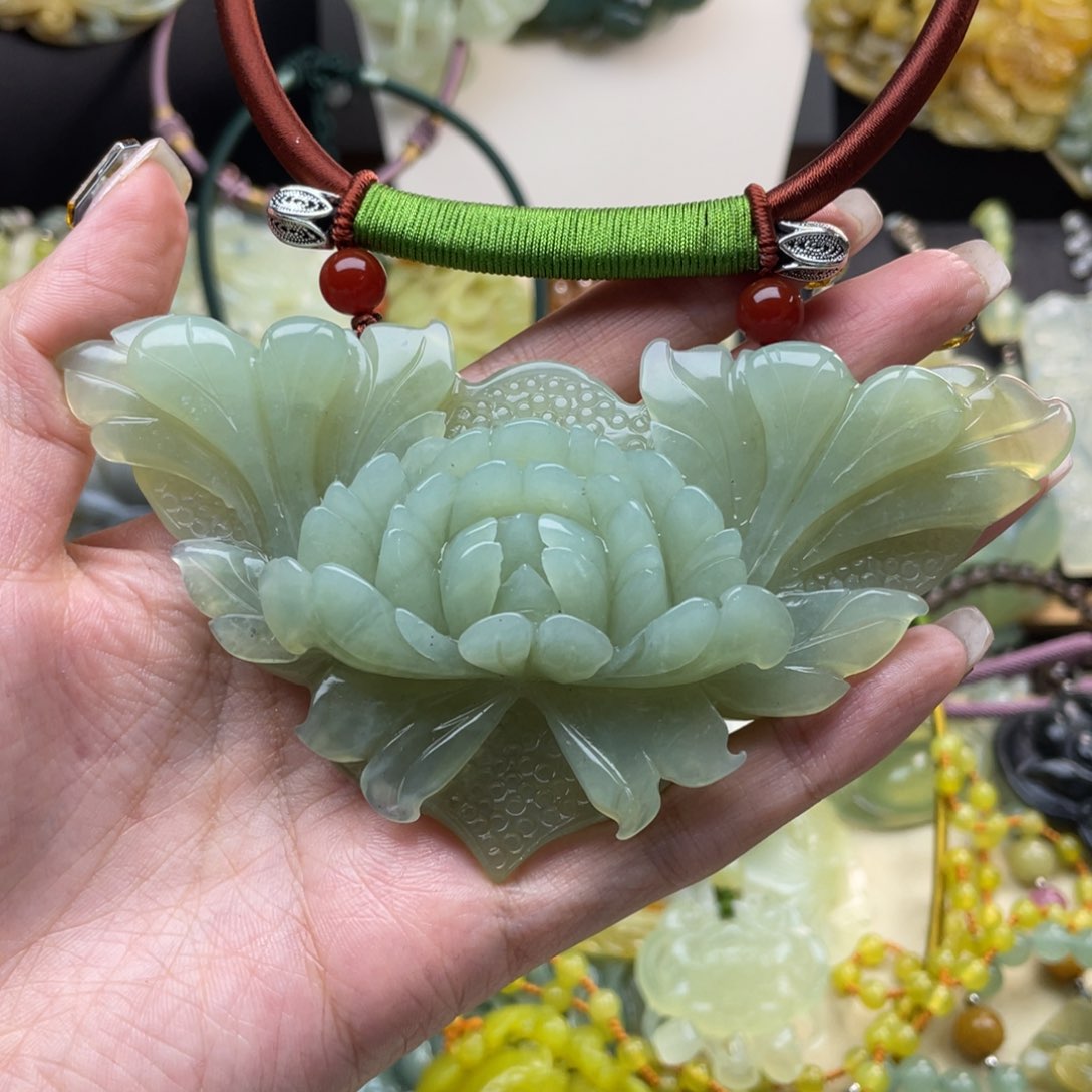 蛇纹石玉颈饰未镶嵌
