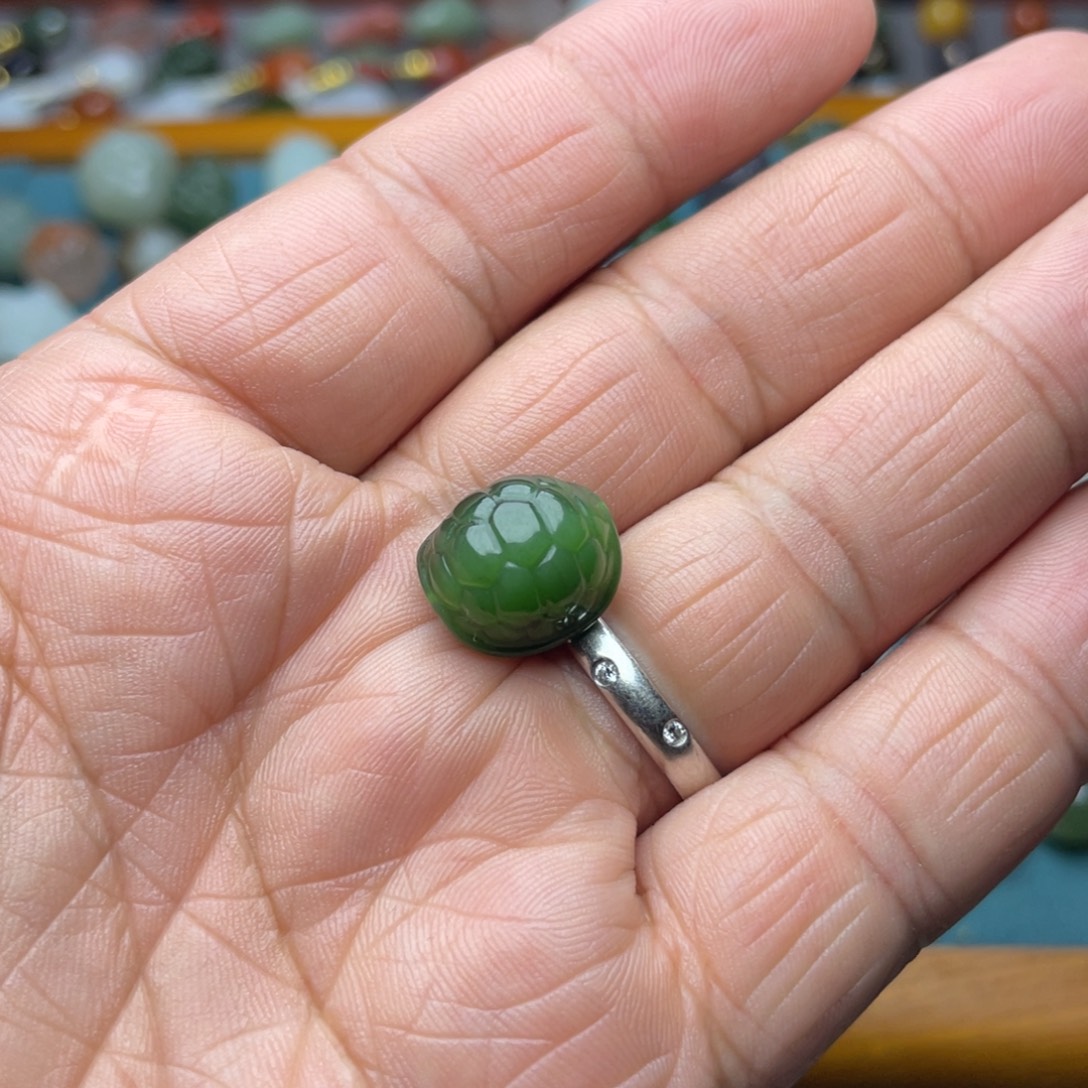 西***雪和田玉未镶嵌颈饰