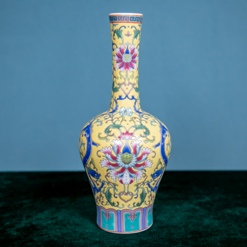 珐琅彩黄地缠枝莲赏瓶