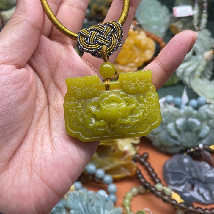 蛇纹石玉吊坠合金