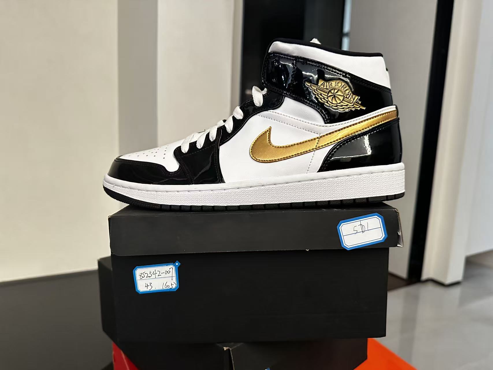 Nike aj1亮皮43码全新原盒561
