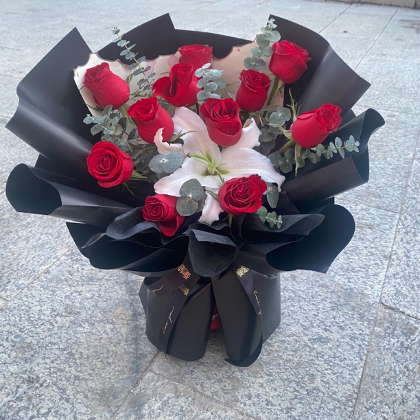 【一心一意】1支百合11支红玫瑰搭配尤加利叶