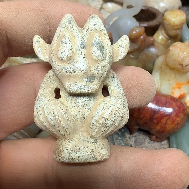 蛇纹石玉颈饰未镶嵌