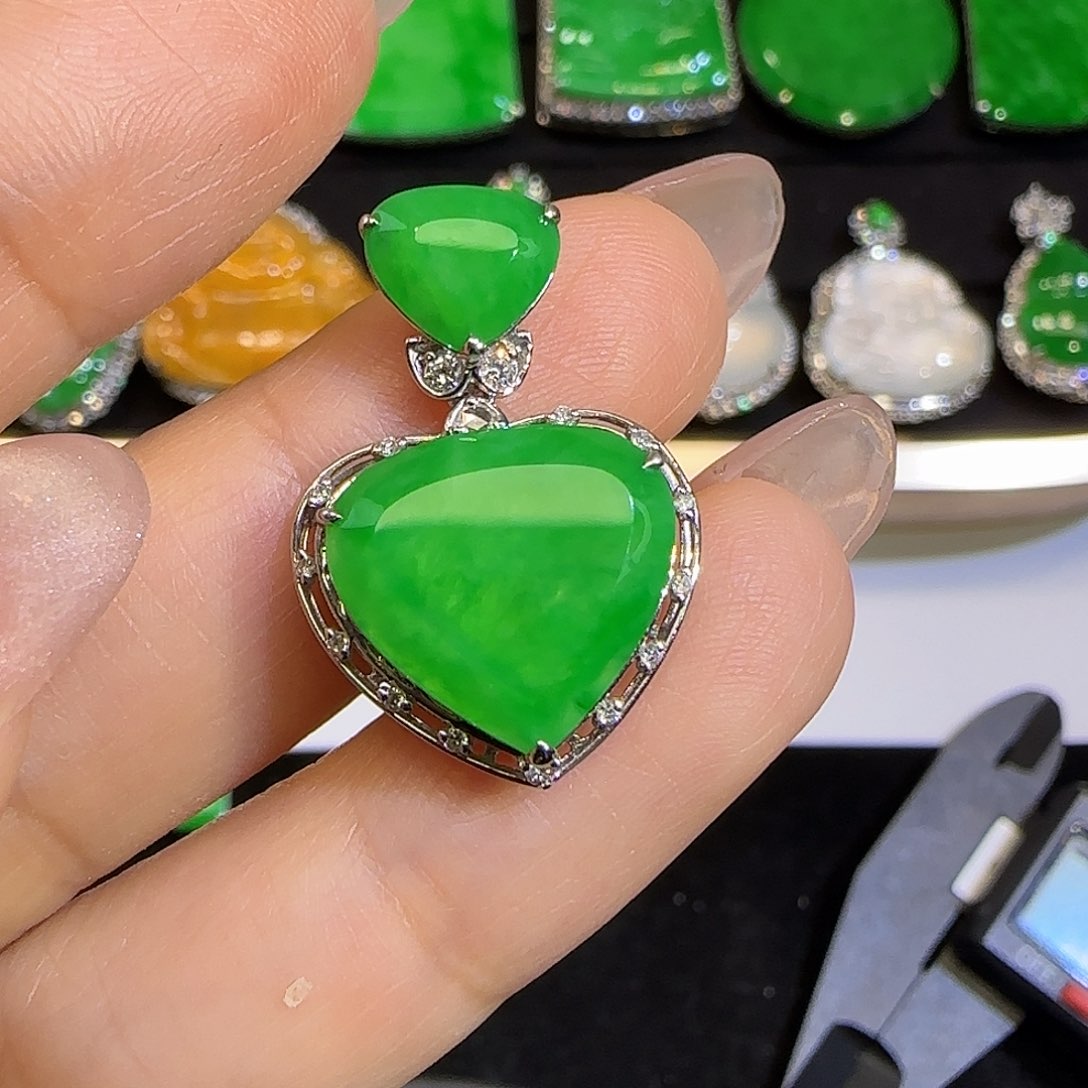 翡翠颈饰18K金镶嵌爱心吊坠