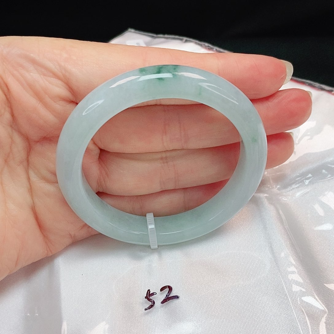 翡翠手镯未镶嵌泥鳅