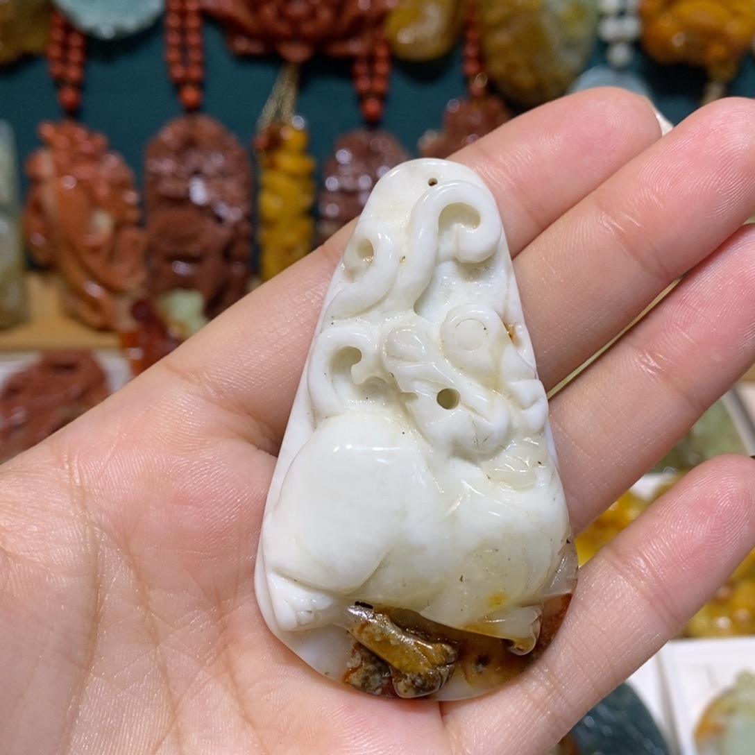 蛇纹石玉未镶嵌颈饰