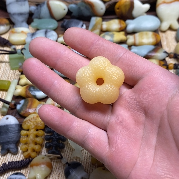蛇纹石玉未镶嵌颈饰