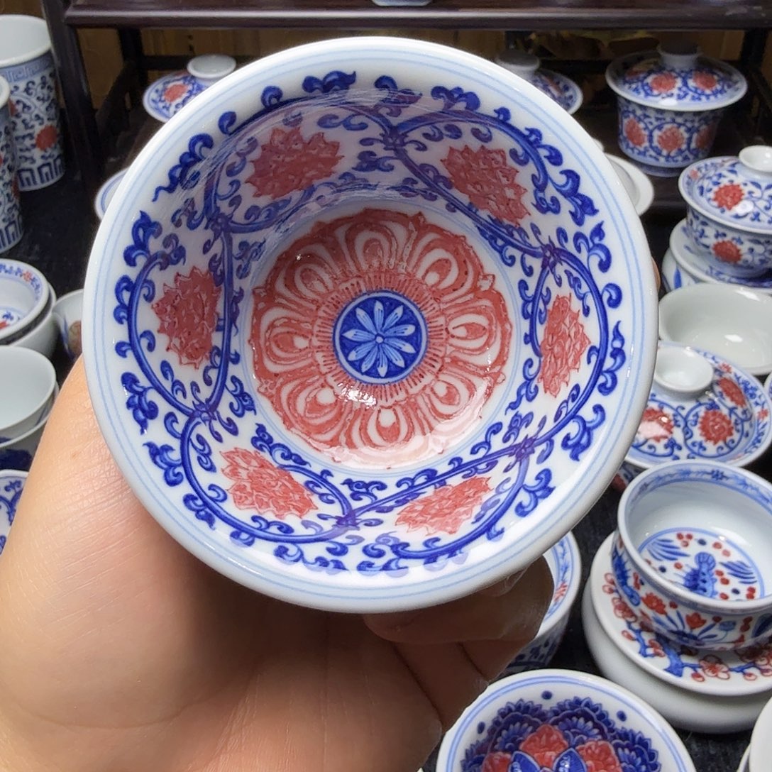 大***雨青花釉里红满绘压手杯