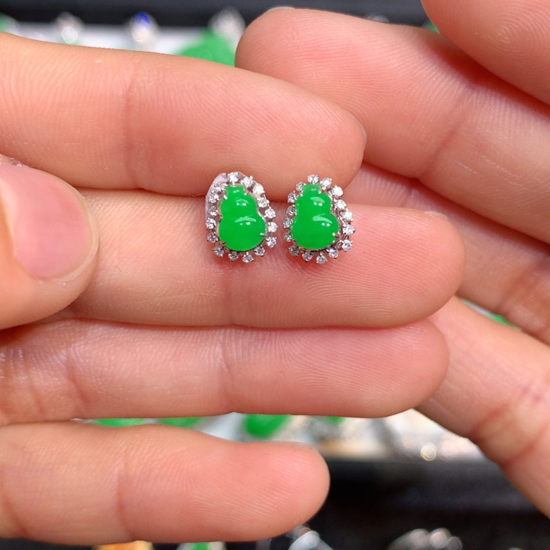 翡翠颈饰18K金镶嵌田*力缅甸翡翠