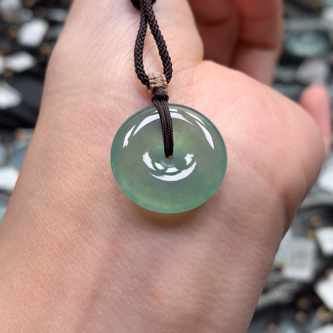 翡翠颈饰未镶嵌平安扣