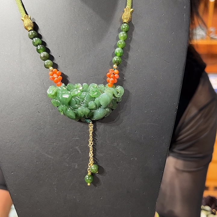 颈饰未镶嵌和田玉（糖玉）