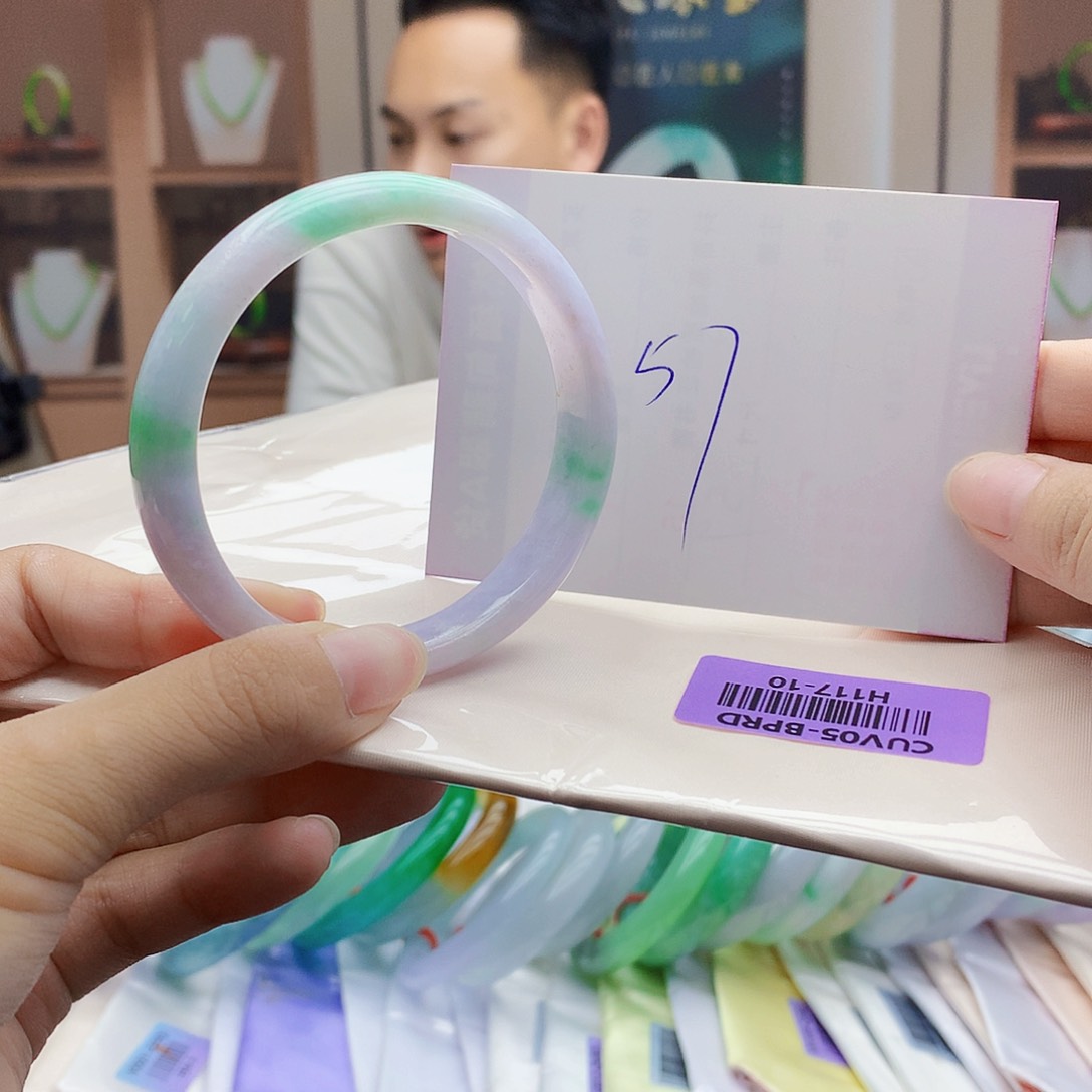 翡翠手镯未镶嵌5677889999998888988899