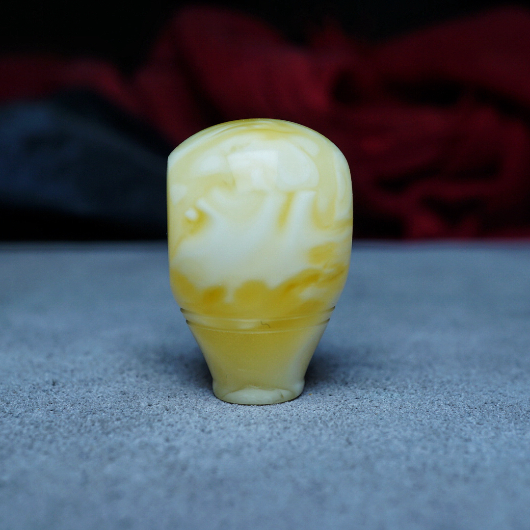 【段掌柜·19.0mm×20.4mm×29.5mm焦皮拉丝妖花金白】天然蜜蜡三通