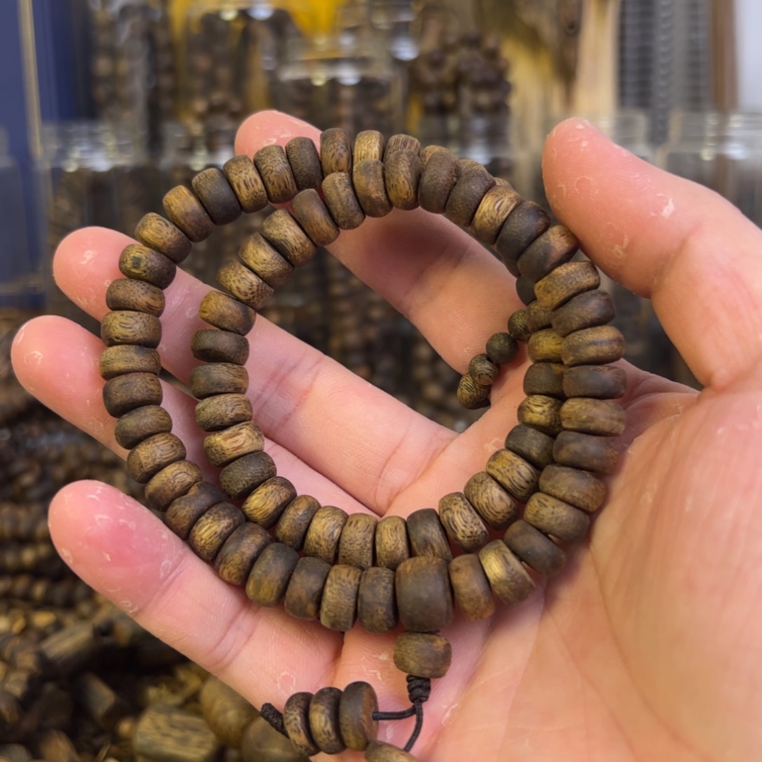 沉香手串乌身圆叶手串