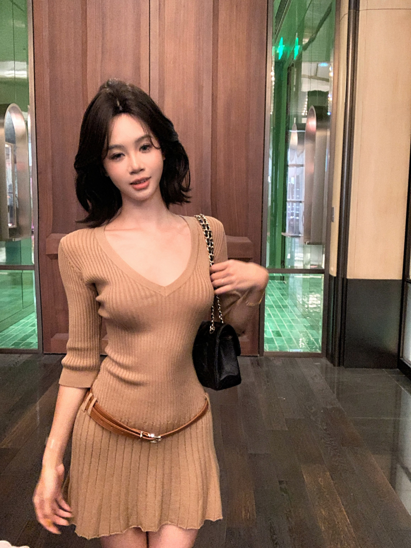 法式V领中袖腰带针织裙女夏辣妹复古修身显瘦百褶针织短裙