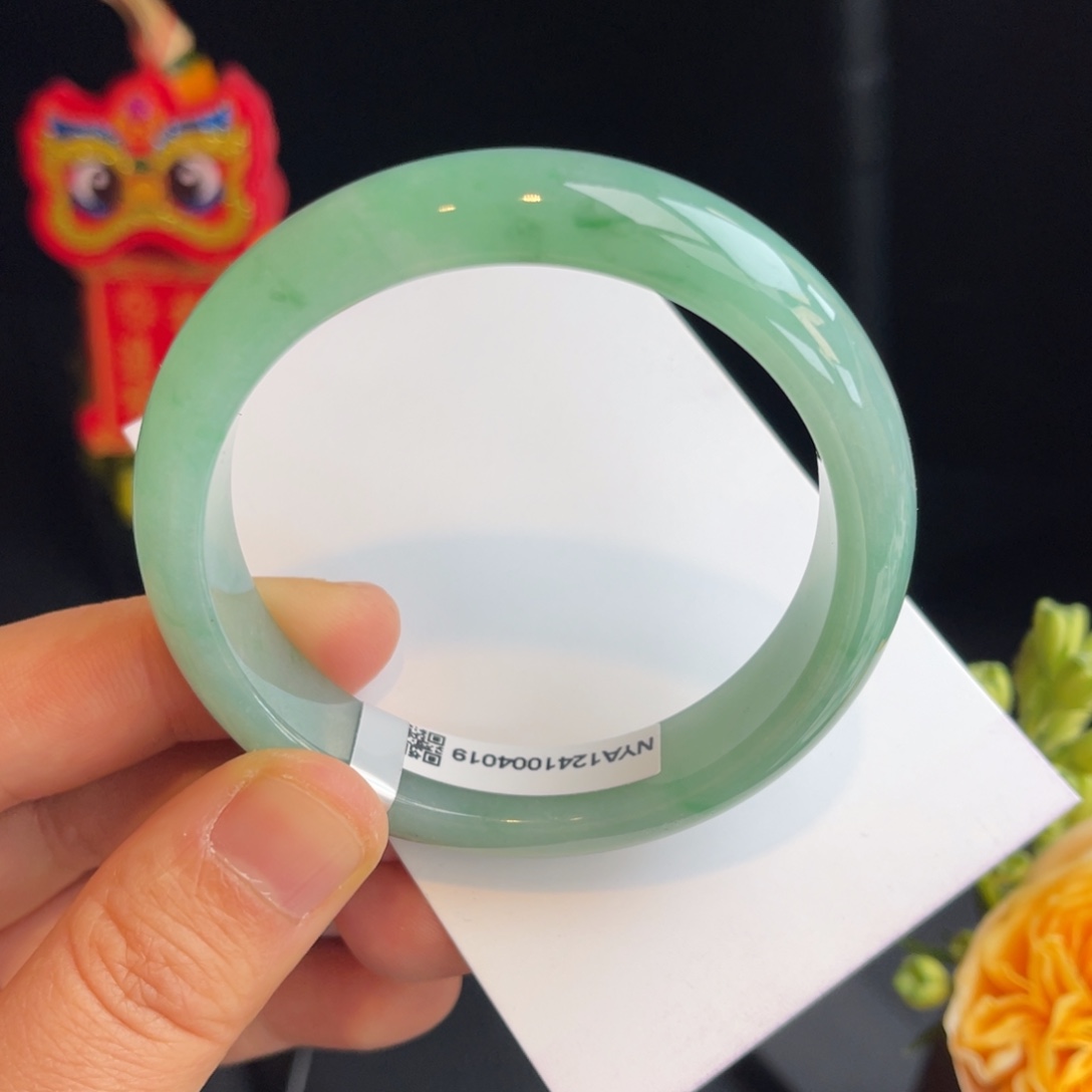 翡翠手镯未镶嵌满圈绿