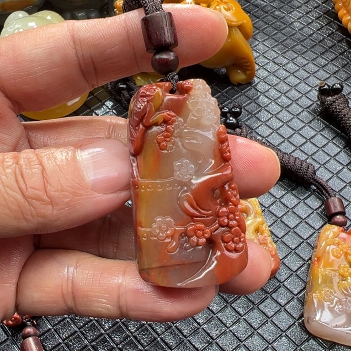 石英质玉（黄龙玉）颈饰未镶嵌