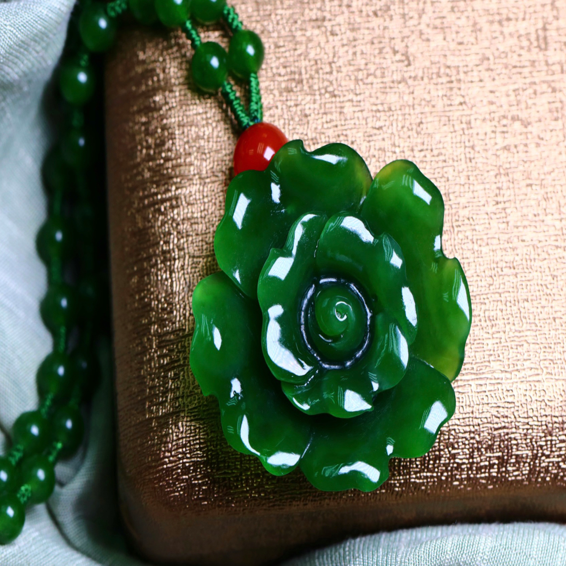 和田玉碧玉阳绿花开富贵吊坠