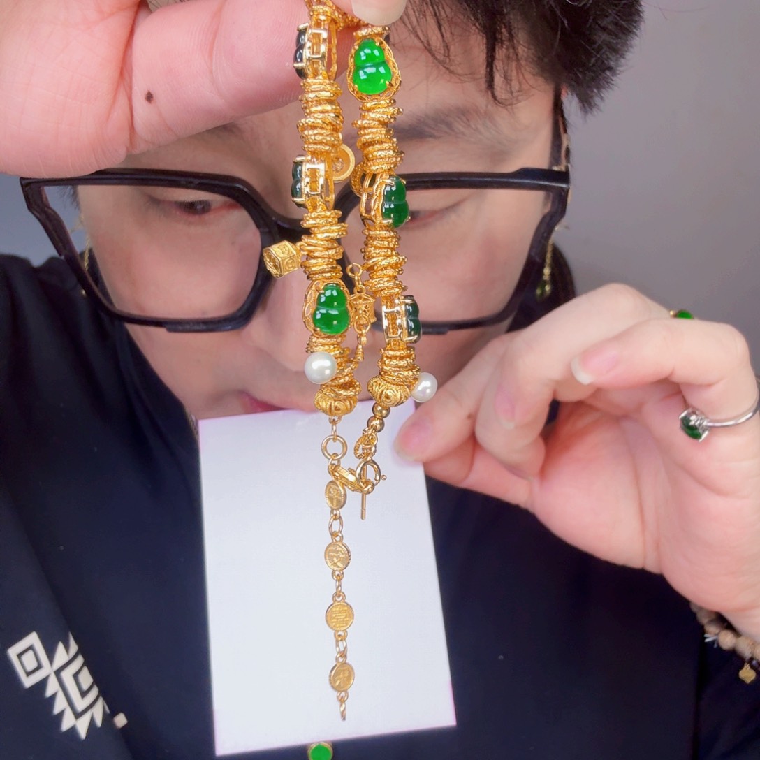 翡翠未镶嵌颈饰一件