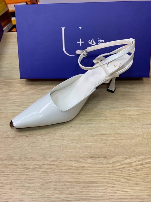 白雪公主铁头细跟白色7公分跟鞋