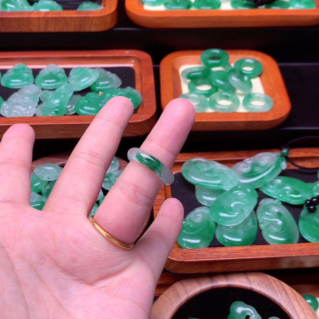 石英质玉未镶嵌颈饰