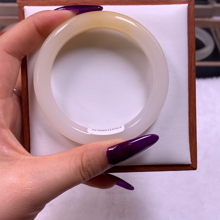 石英质玉未镶嵌手镯烦**语