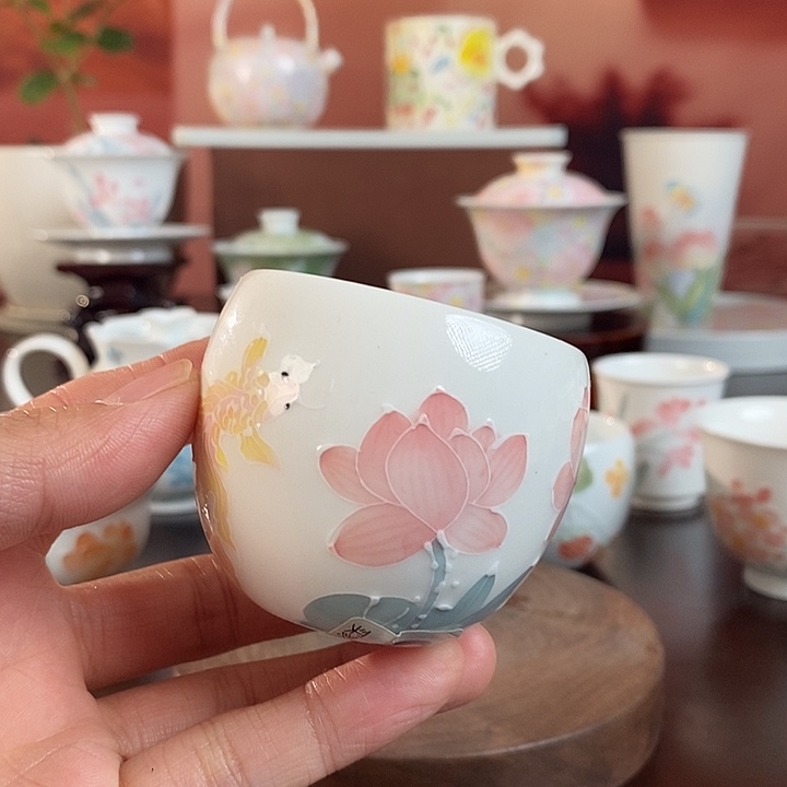 锦鲤荷韵釉下品茗杯