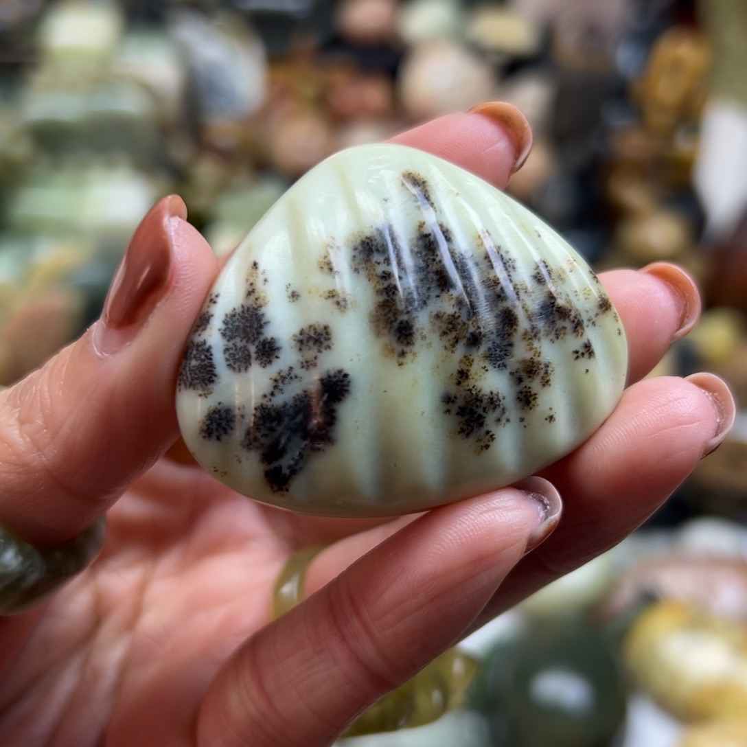 岫玉未镶嵌颈饰水草辈辈富