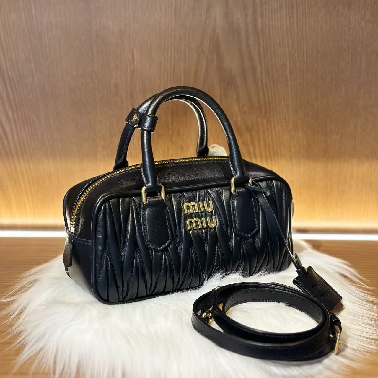 99新 MIU MIU/缪缪 飞小雨Fisoy/ 褶皱保龄球黑色斜挎包