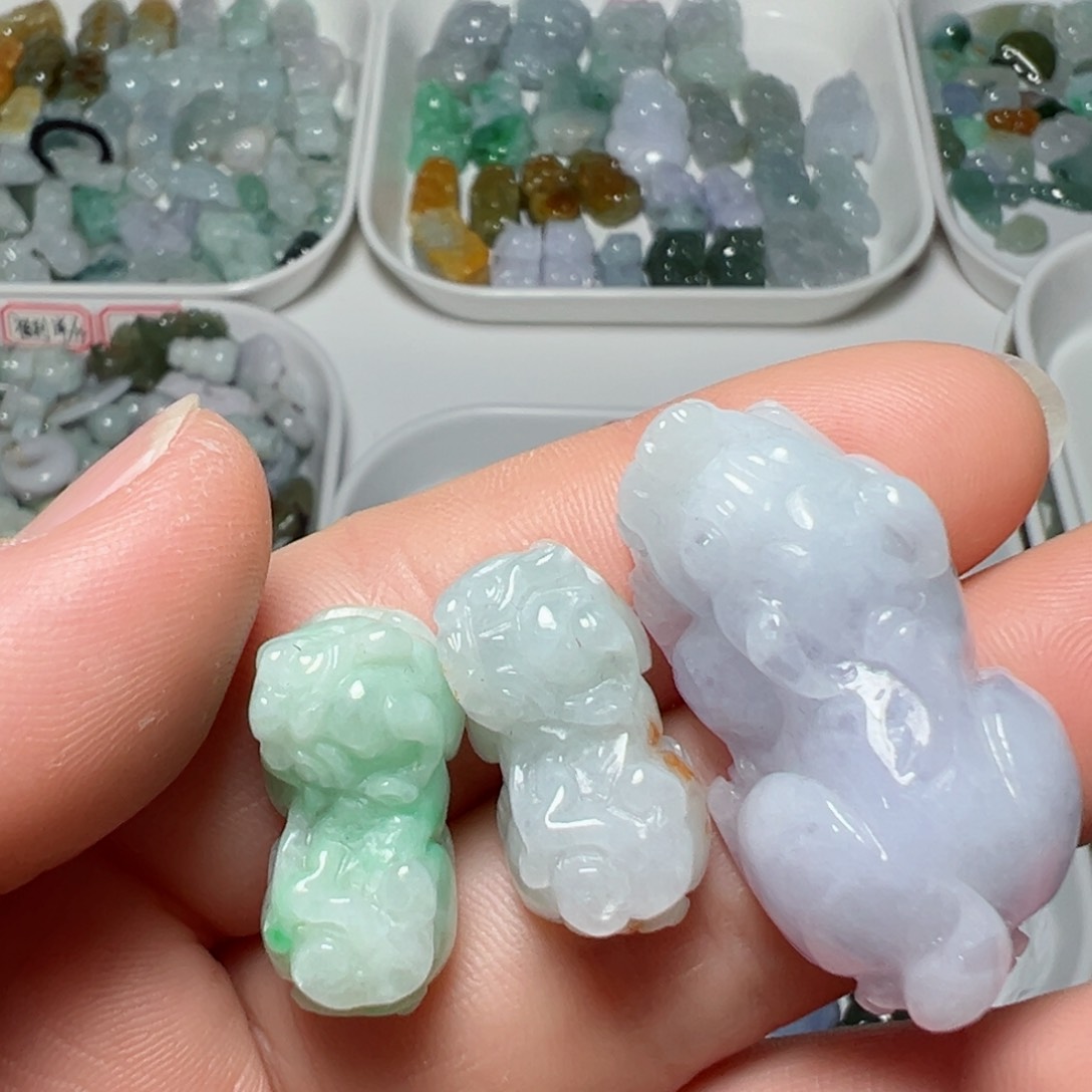 翡翠颈饰未镶嵌一***苗两头孔貔貅三个568块