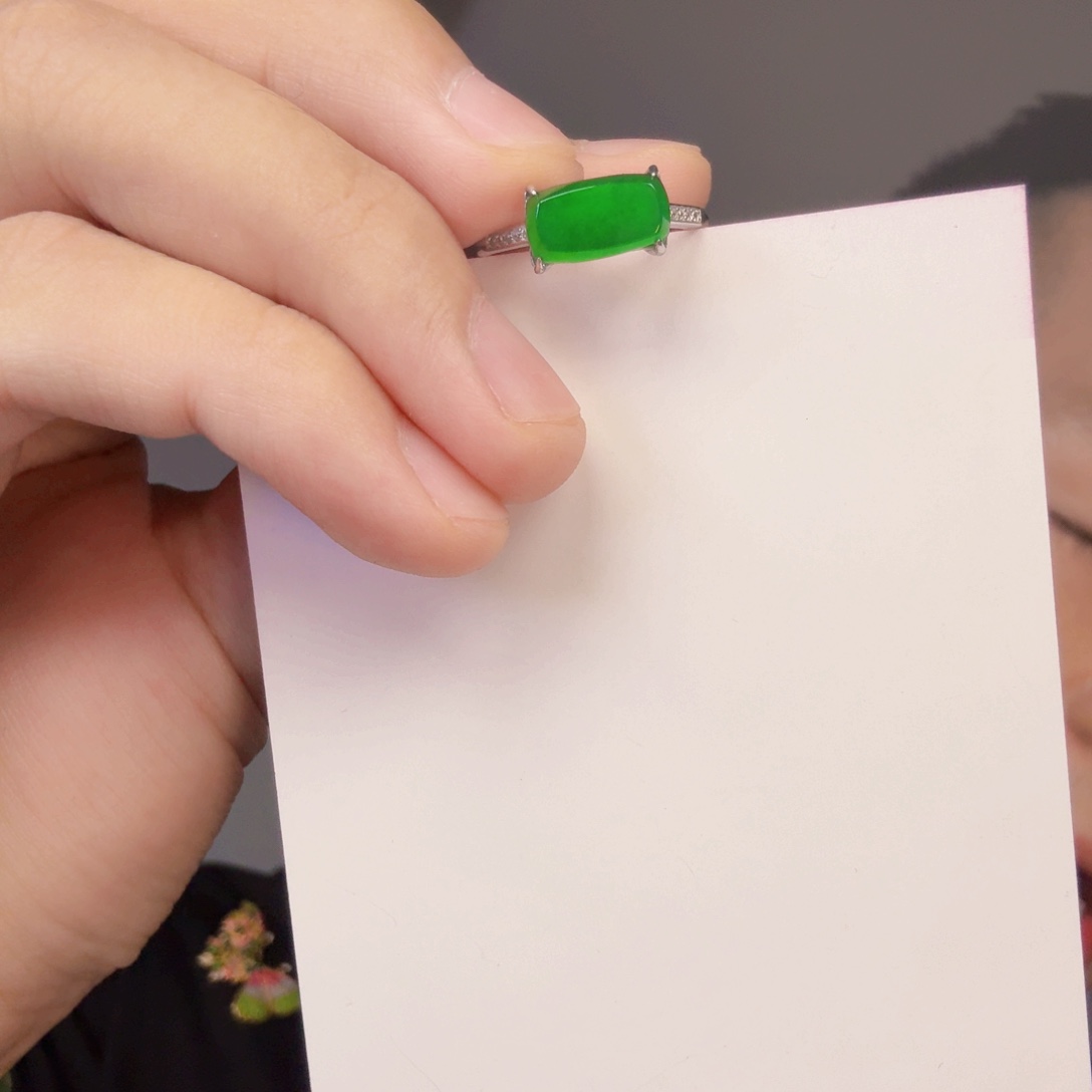 翡翠未镶嵌颈饰一件