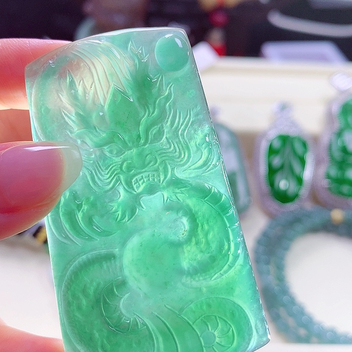 翡翠颈饰未镶嵌天然