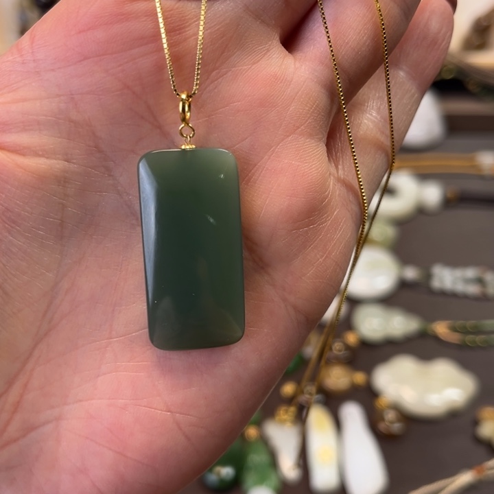 和田玉18K金镶嵌颈饰无事牌