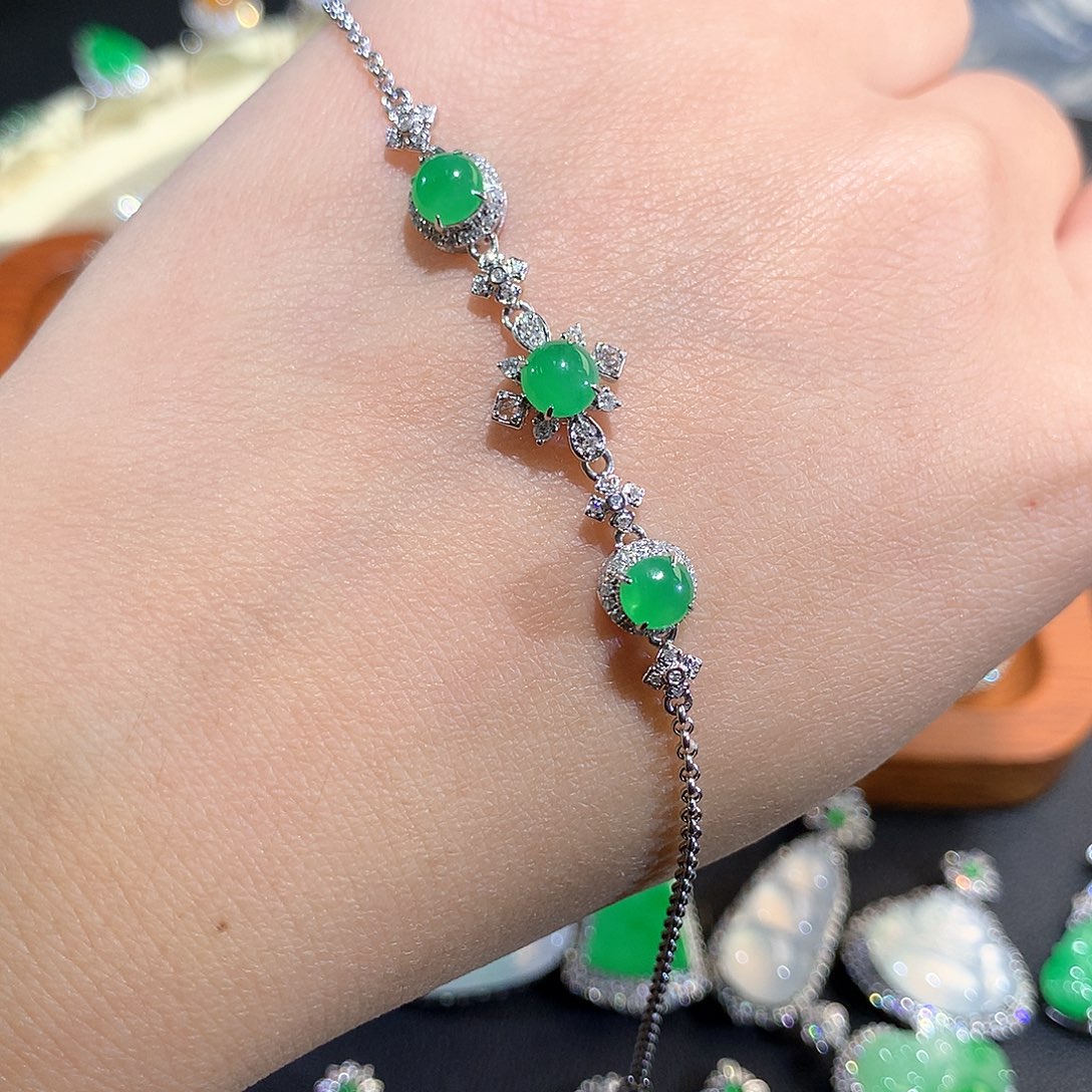 翡翠18K金镶嵌颈饰满绿蛋面手链