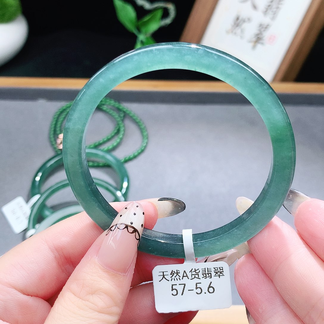 翡翠手镯（圆镯）未镶嵌