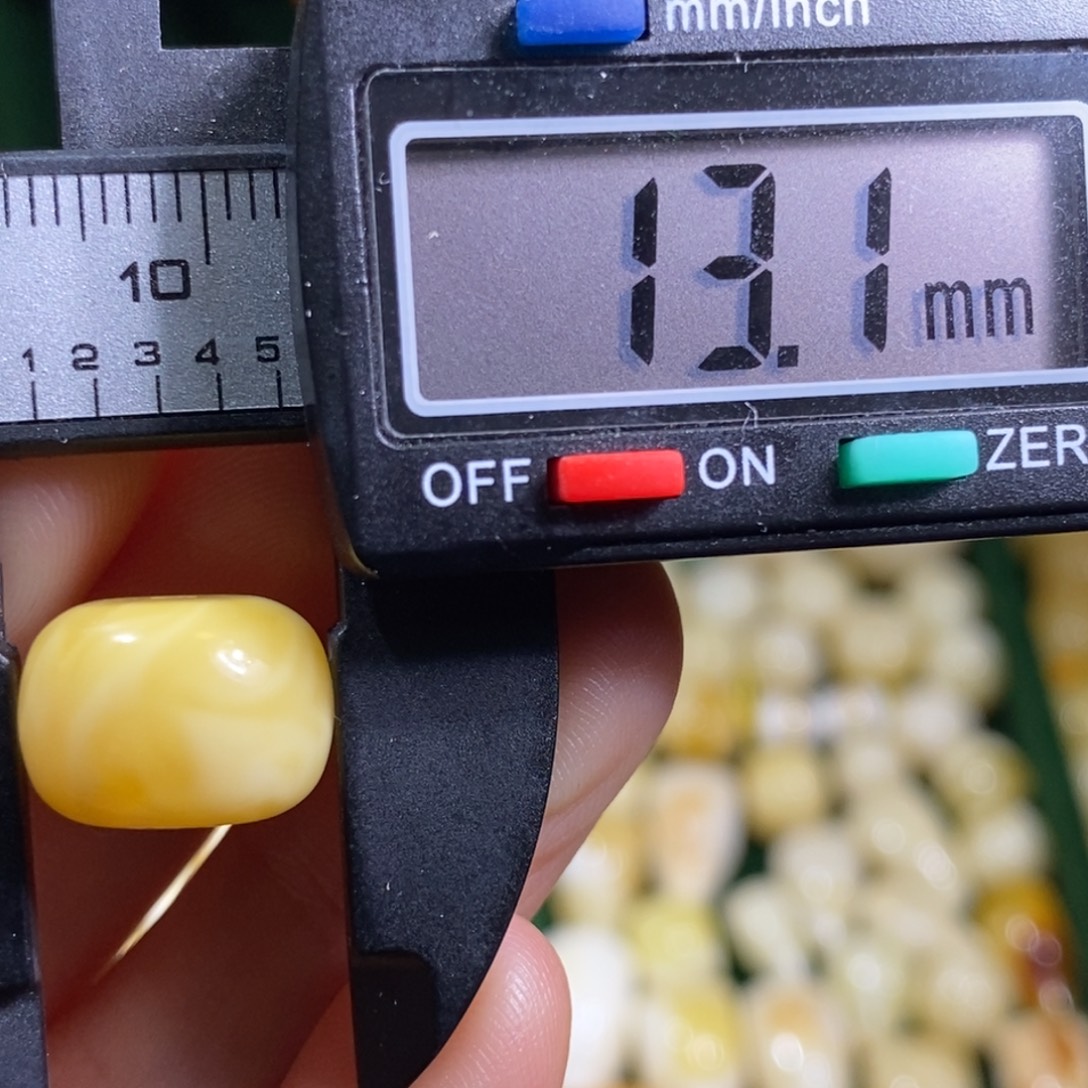 蜜蜡未镶嵌裸石微瑕