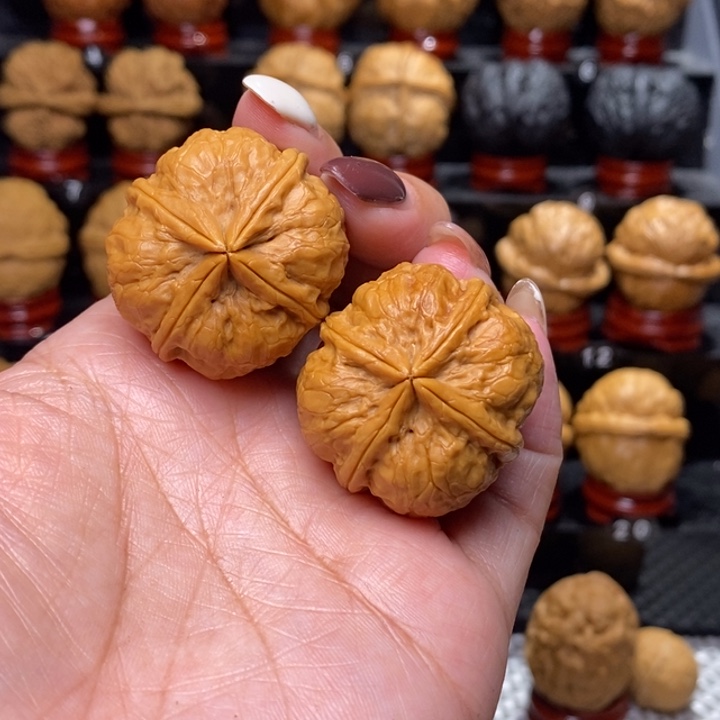 文玩核桃把件方印四棱…………105