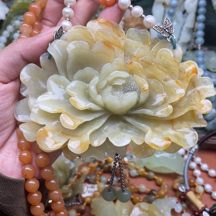 蛇纹石玉吊坠合金