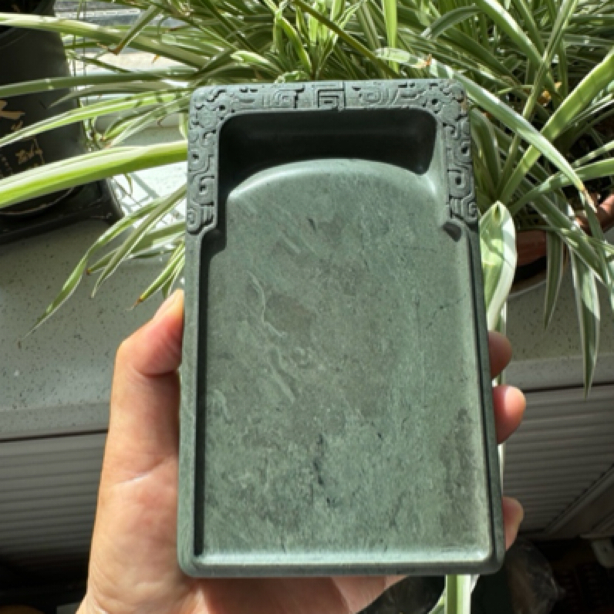 喇嘛涯老坑中层l双龙捧寿门字砚尺寸：15.6*9.6*2.6*