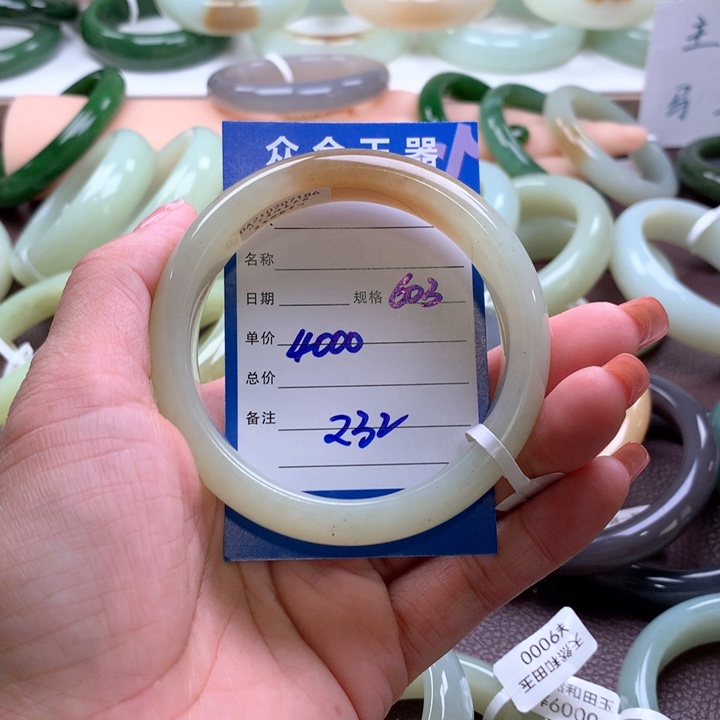 和田玉手镯未镶嵌如*果